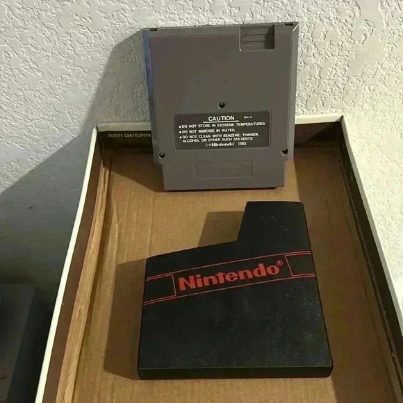 SUPER MARIO AND DUCK HUNT!
Pristine condition with Nintendo branded sleeve - Picture 2 of 4